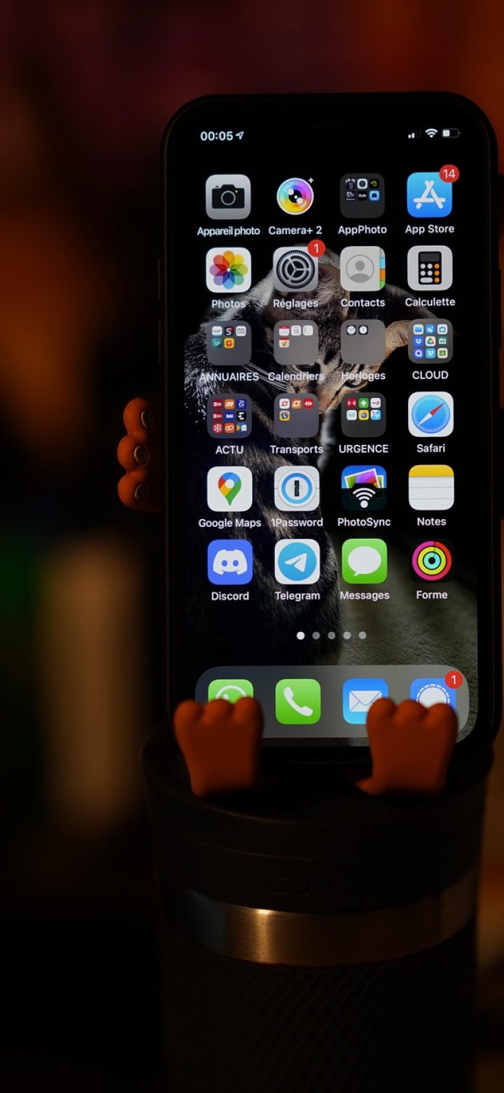 双色球走势 App 遗漏统计界面截图，屏幕上以列表形式按遗漏期数由多到少排列红蓝球号码，每行显示号码球、遗漏值与最近出现期号，界面整洁清晰